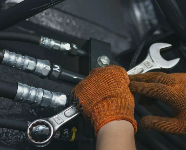 Ręce z&nbsp;kluczem i&nbsp;przewody