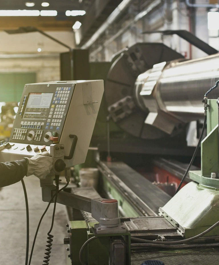 Tokarka i&nbsp;ręce na&nbsp;panelu do&nbsp;sterowania