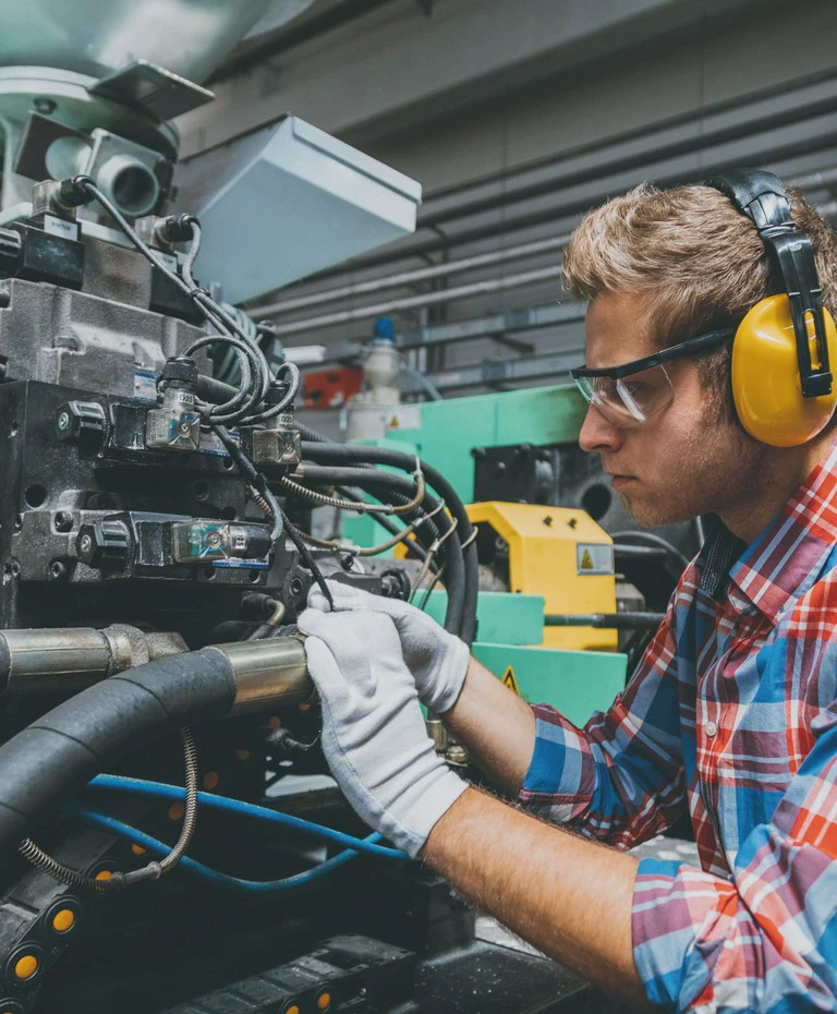 Mężczyzna naprawiający kompresor